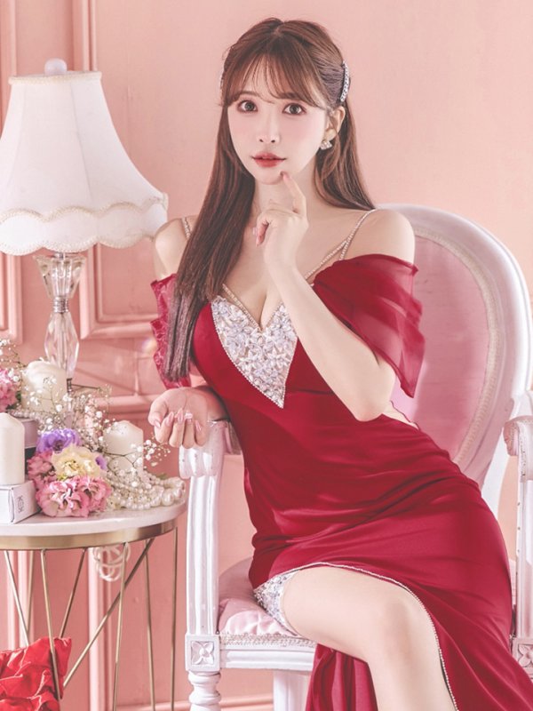 レッド モデル:三上悠亜 身長:159cm 着用サイズ:Sサイズ