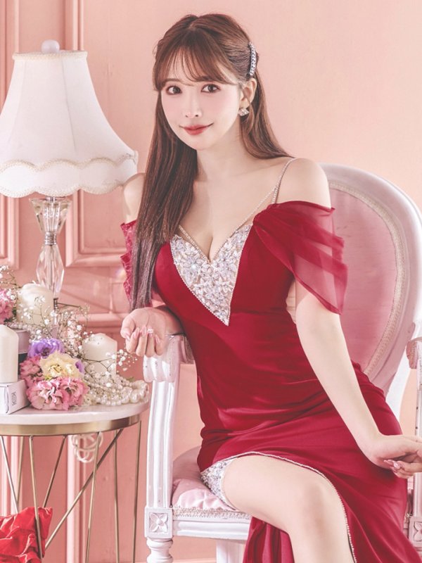 レッド モデル:三上悠亜 身長:159cm 着用サイズ:Sサイズ