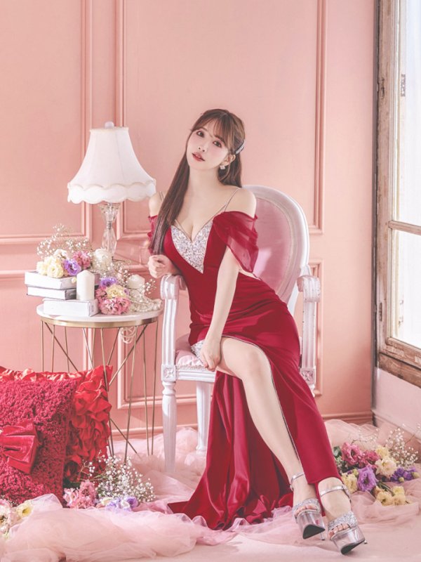 レッド モデル:三上悠亜 身長:159cm 着用サイズ:Sサイズ