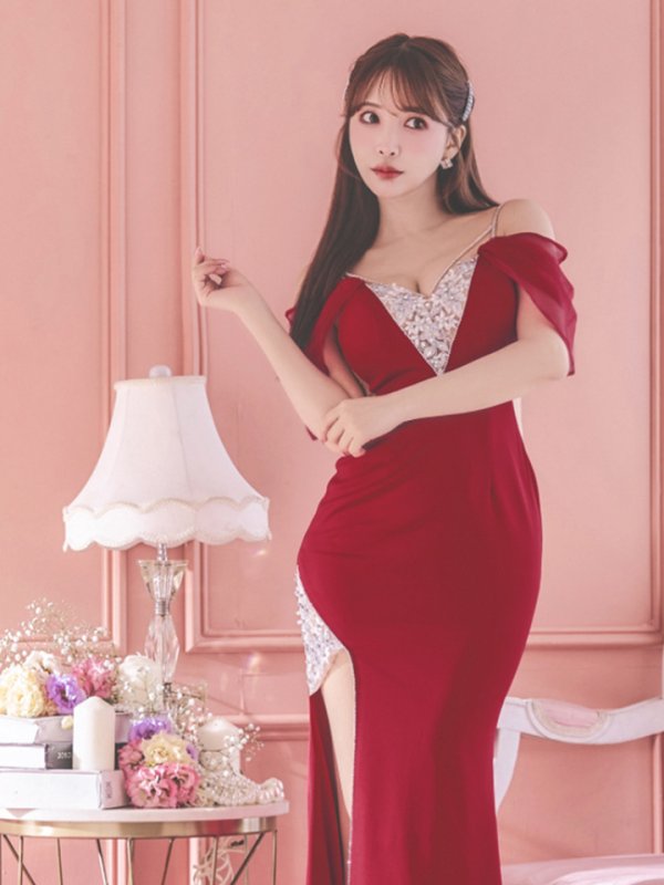 レッド モデル:三上悠亜 身長:159cm 着用サイズ:Sサイズ