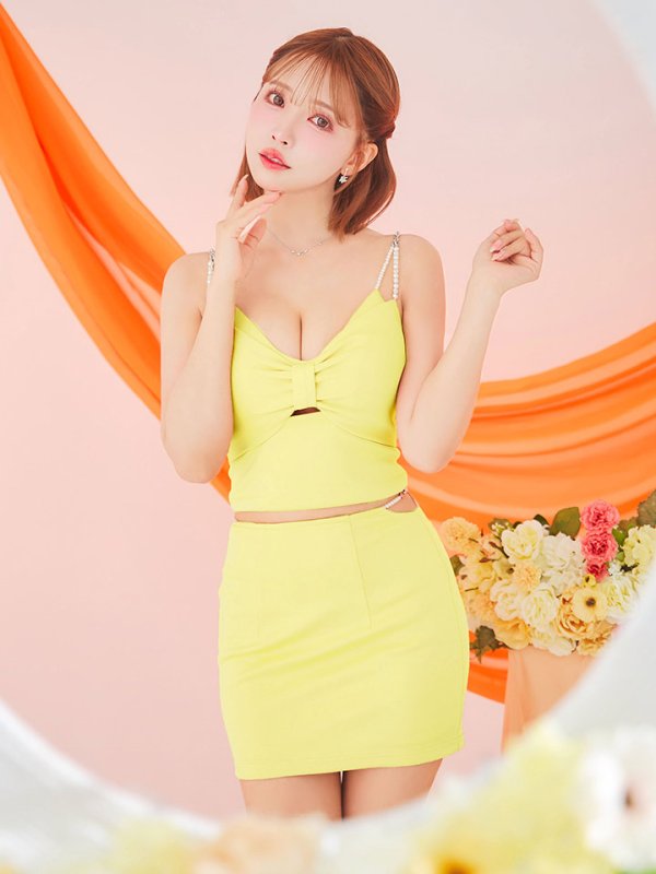 イエロー モデル:三上悠亜 身長:159cm 着用サイズ:Sサイズ