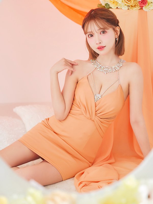 オレンジ モデル:三上悠亜 身長:159cm 着用サイズ:Sサイズ