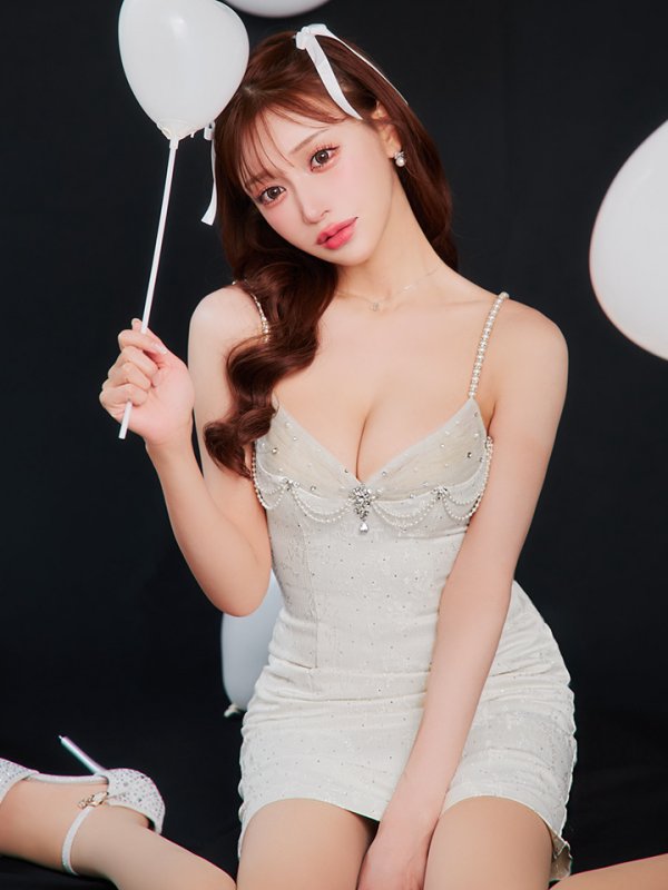 ホワイト モデル:明日花キララ 身長162cm 着用サイズ:Sサイズ