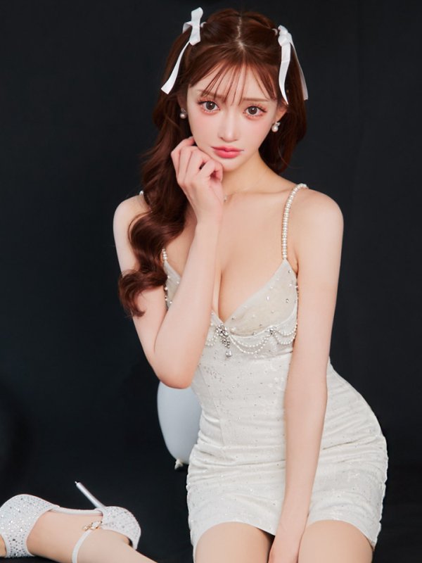 ホワイト モデル:明日花キララ 身長162cm 着用サイズ:Sサイズ