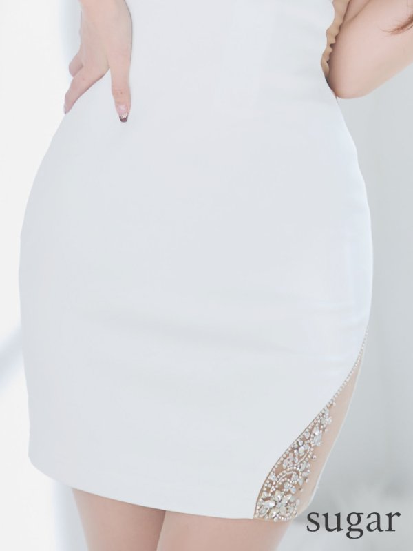 ホワイト モデル：真優川咲　身長：158cm　着用サイズ：Sサイズ