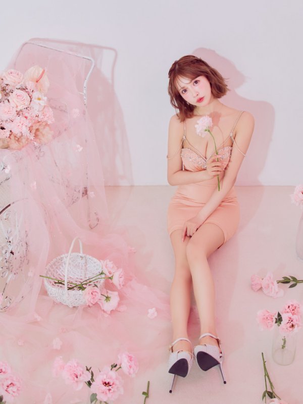 ピンク モデル：三上悠亜　身長：159cm　着用サイズ：Sサイズ