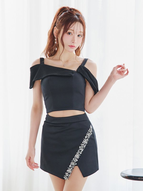 ブラック モデル：真優川咲　身長：158cm　着用サイズ：Sサイズ