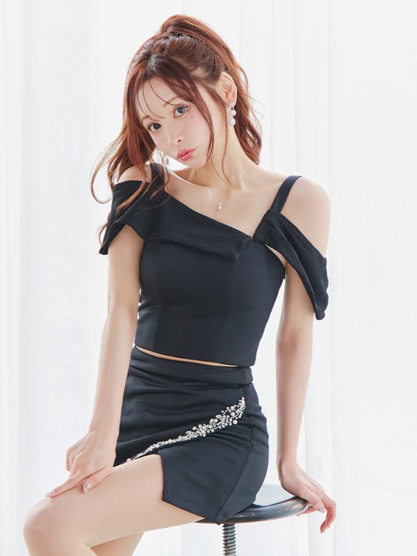 ブラック モデル：真優川咲　身長：158cm　着用サイズ：Sサイズ