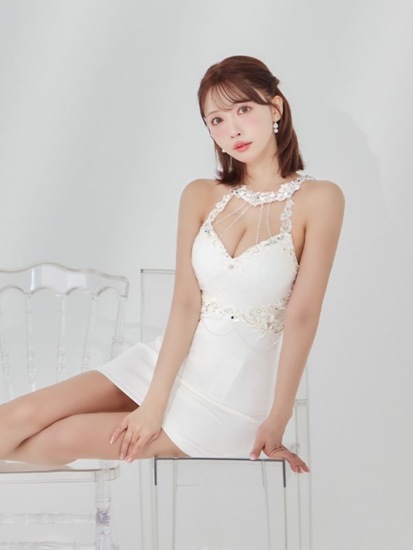 ホワイト モデル：三上悠亜　身長：159cm　着用サイズ：Sサイズ