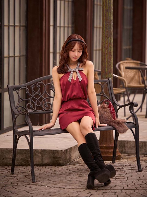 レッド モデル：三上悠亜　身長：159cm　着用サイズ：Sサイズ