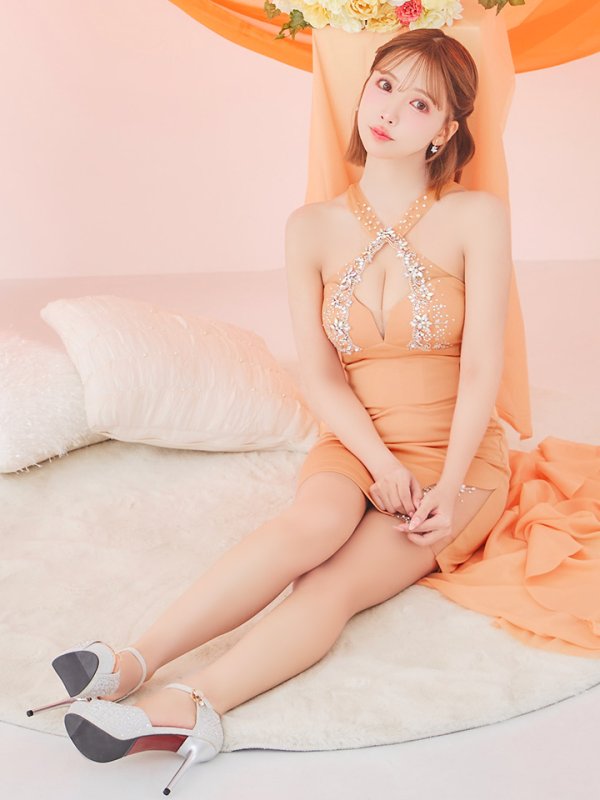 オレンジ モデル:三上悠亜 身長:159cm 着用サイズ:Sサイズ