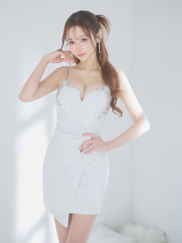 ホワイト モデル：真優川咲　身長：158cm　着用サイズ：Sサイズ