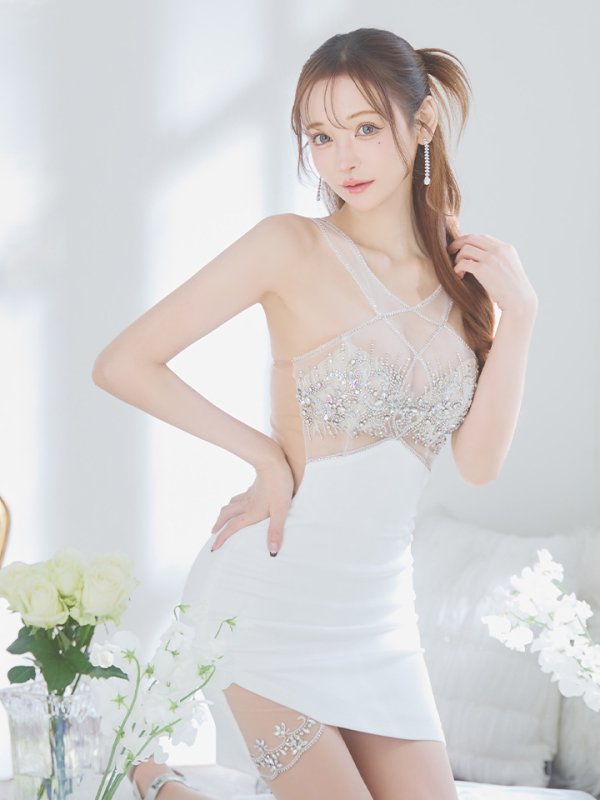 ホワイト モデル:真優川咲 身長:158cm 着用サイズ:Sサイズ