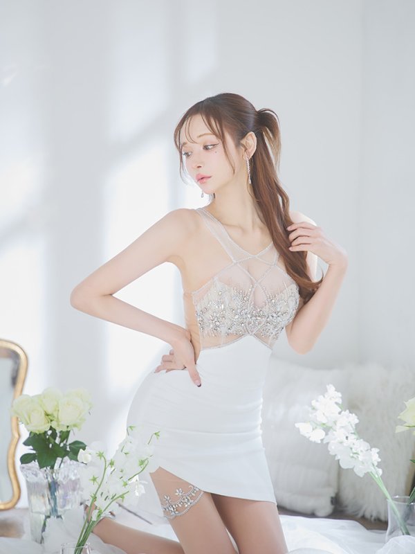 ホワイト モデル:真優川咲 身長:158cm 着用サイズ:Sサイズ