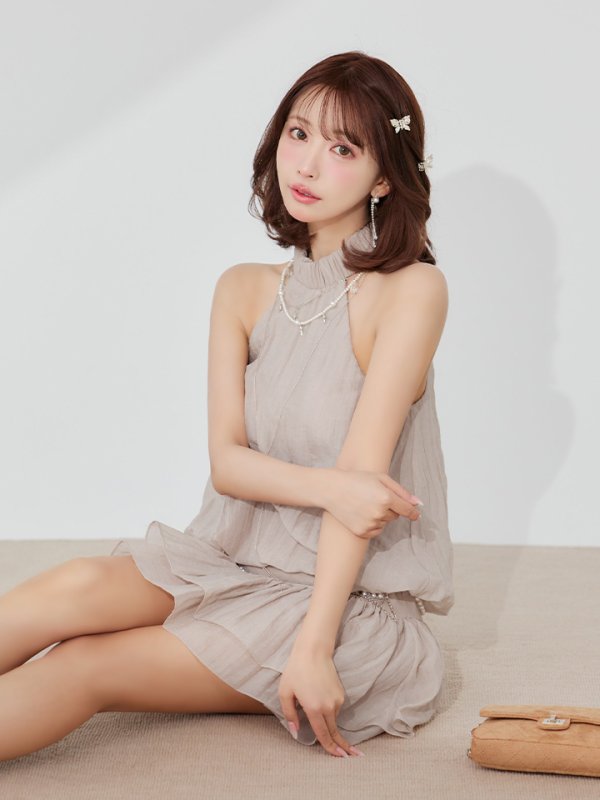 ベージュ　モデル：三上悠亜　身長：159cm　着用サイズ：Sサイズ