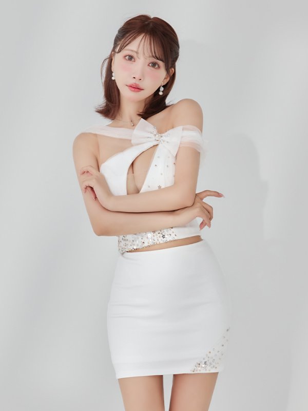 ホワイト　モデル：三上悠亜　身長：159cm　着用サイズ：Sサイズ