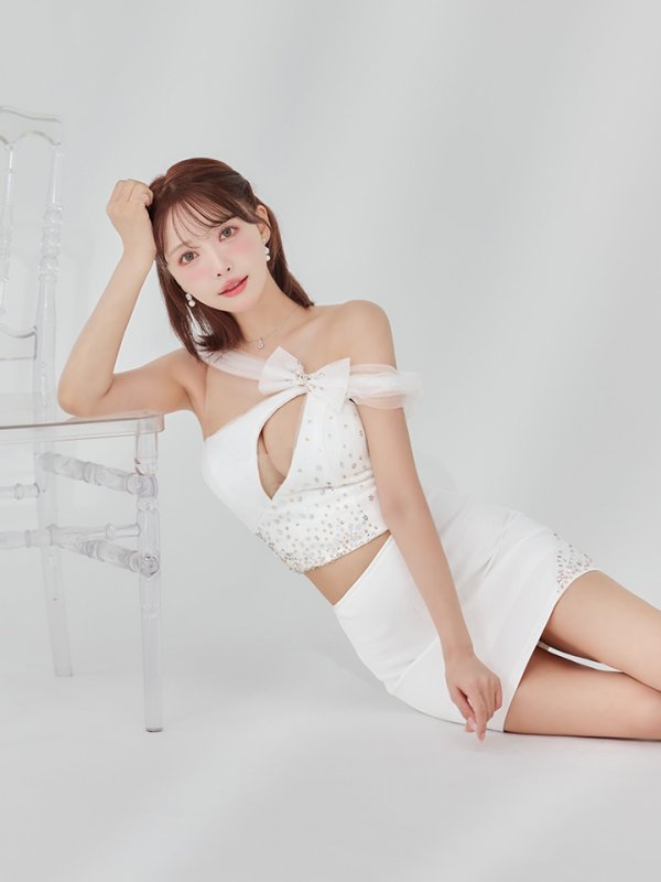 ホワイト　モデル：三上悠亜　身長：159cm　着用サイズ：Sサイズ