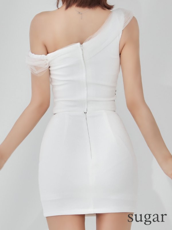 ホワイト　モデル：三上悠亜　身長：159cm　着用サイズ：Sサイズ