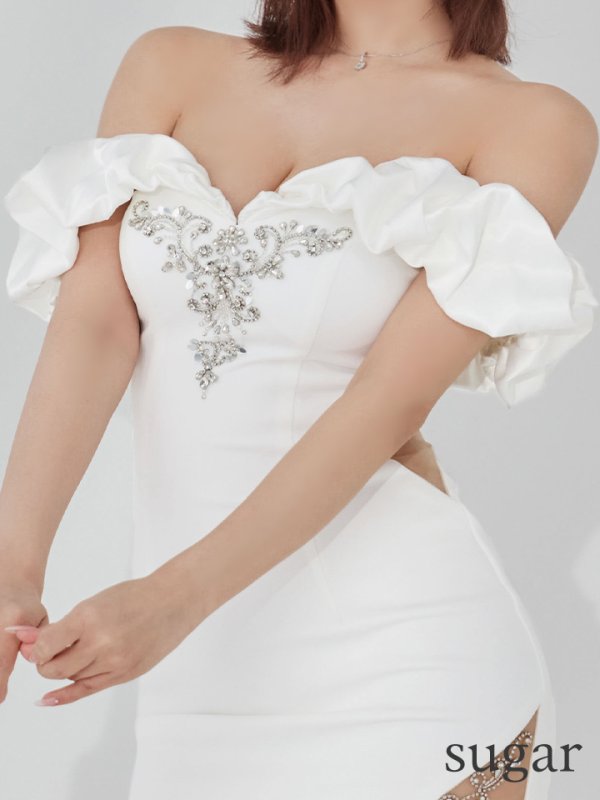 ホワイト　モデル：三上悠亜　身長：159cm　着用サイズ：Sサイズ