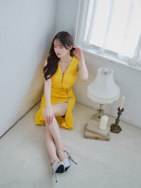 画像3: 【VELIQUE/ヴェリーク】シンプル/ ワンカラー/ ノースリーブ/ ジップデザイン/ 裾フリル/ 膝丈/ ミディアムドレス/ キャバドレス【HC02】 (3)