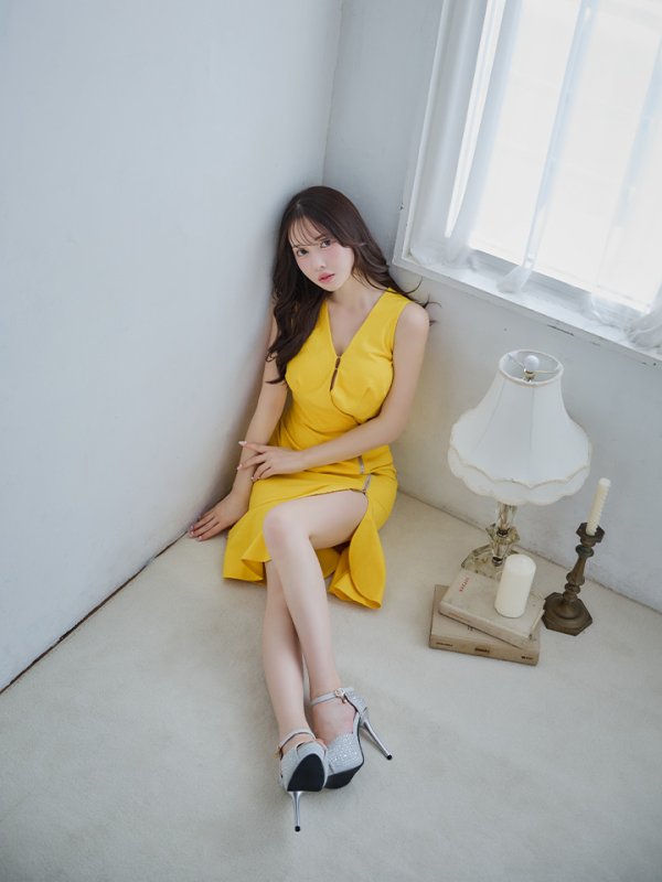 画像4: 【VELIQUE/ヴェリーク】シンプル/ ワンカラー/ ノースリーブ/ ジップデザイン/ 裾フリル/ 膝丈/ ミディアムドレス/ キャバドレス【HC02】 (4)