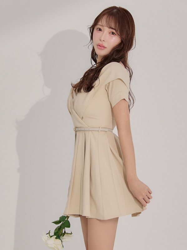 ベージュ モデル：りな　身長：160cm　着用サイズ：Sサイズ