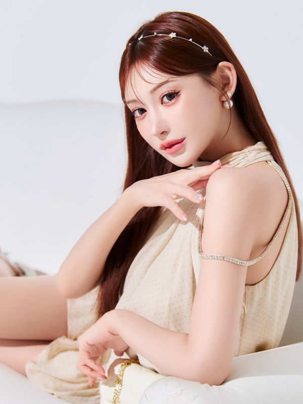 アイボリー モデル：明日花キララ　身長：162cm 着用サイズ：Sサイズ