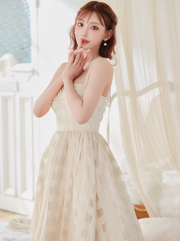 アイボリー モデル：明日花キララ　身長：162cm 着用サイズ：Sサイズ