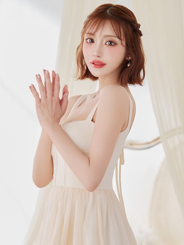 アイボリー モデル:明日花キララ 身長:162cm 着用サイズ:Sサイズ