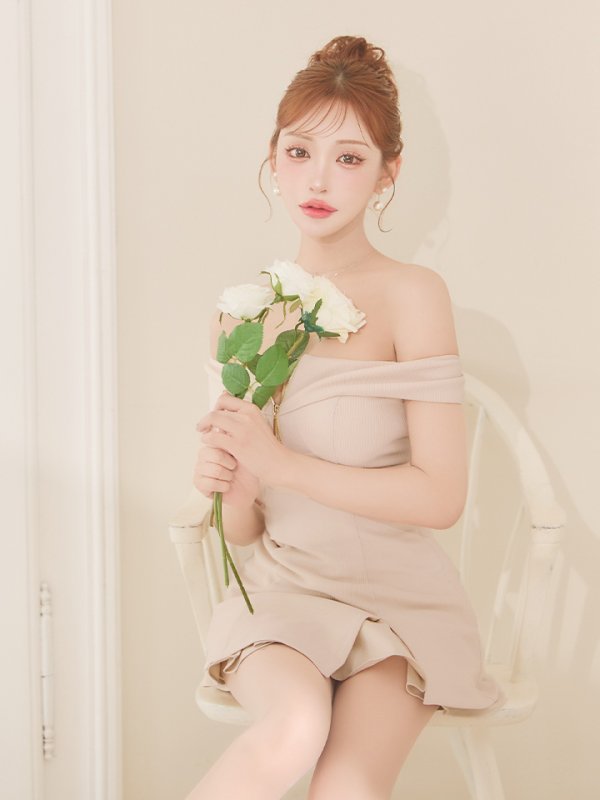 アイボリー　モデル：明日花キララ　身長162cm　着用サイズ：Sサイズ