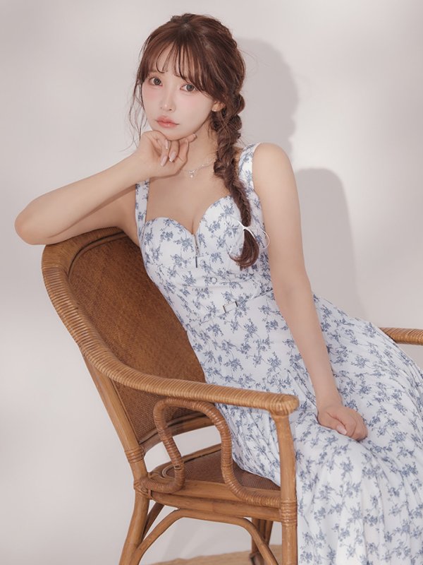 ホワイトxブルー　モデル：三上悠亜　身長：159cm　着用サイズ：Sサイズ