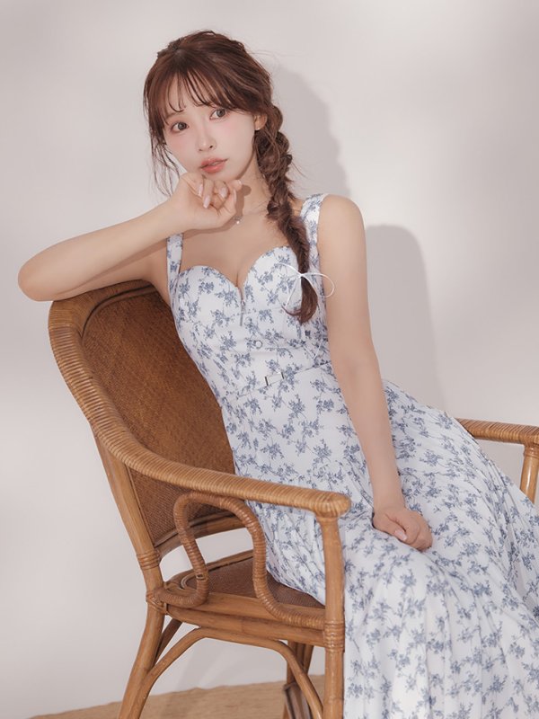 ホワイトxブルー　モデル：三上悠亜　身長：159cm　着用サイズ：Sサイズ