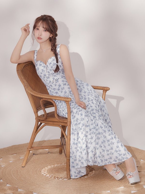 ホワイトxブルー　モデル：三上悠亜　身長：159cm　着用サイズ：Sサイズ