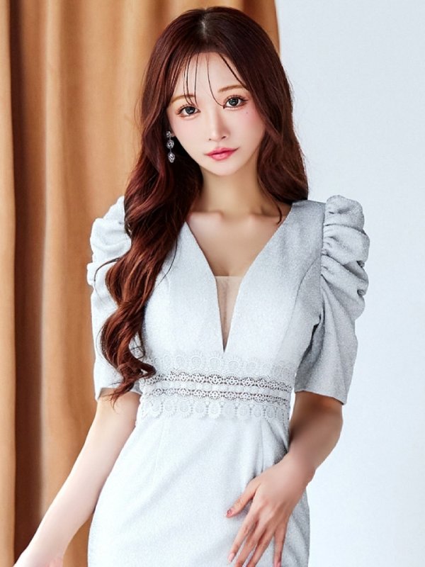 シルバー　モデル：真優川咲　身長：158cm　着用サイズ：8号(Sサイズ)