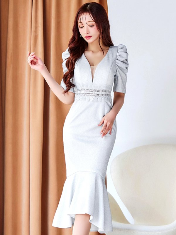 シルバー　モデル：真優川咲　身長：158cm　着用サイズ：8号(Sサイズ)