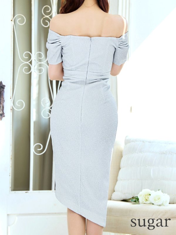 シルバー モデル:真優川咲 身長:158cm 着用サイズ:8号(Sサイズ)