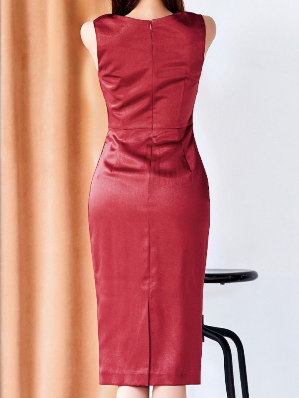 ガーネット モデル:真優川咲 身長:158cm 着用サイズ:8号(Sサイズ)