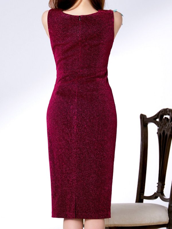 ブラックバーガンディー モデル:真優川咲 身長:158cm 着用サイズ:8号(Sサイズ)