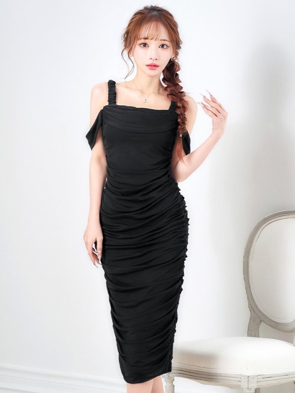 ブラック　 モデル：真優川咲　身長：158cm　着用サイズ：8号(Sサイズ)