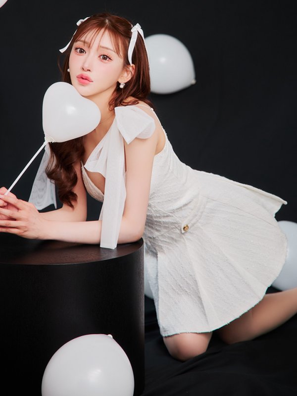 ホワイト モデル:明日花キララ 身長162cm 着用サイズ:Sサイズ