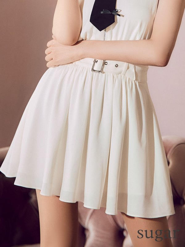 ホワイト モデル:明日花キララ 身長:162cm 着用サイズ:Sサイズ