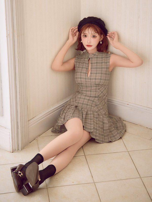 ベージュ　モデル：明日花キララ　身長162cm　着用サイズ：Sサイズ