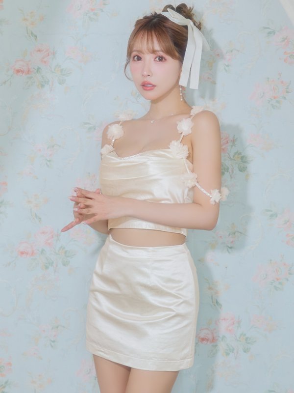 アイボリー モデル：三上悠亜　身長：159cm　着用サイズ：Sサイズ