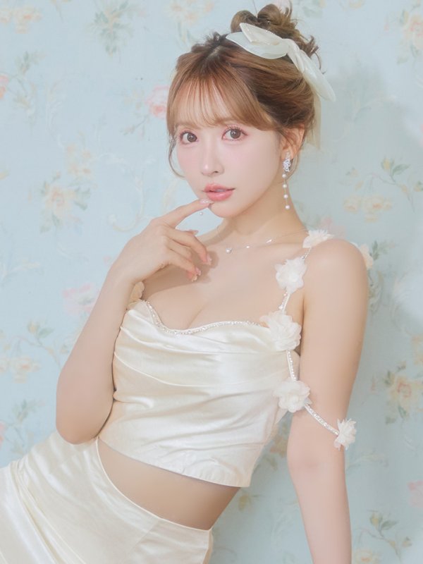 アイボリー モデル：三上悠亜　身長：159cm　着用サイズ：Sサイズ