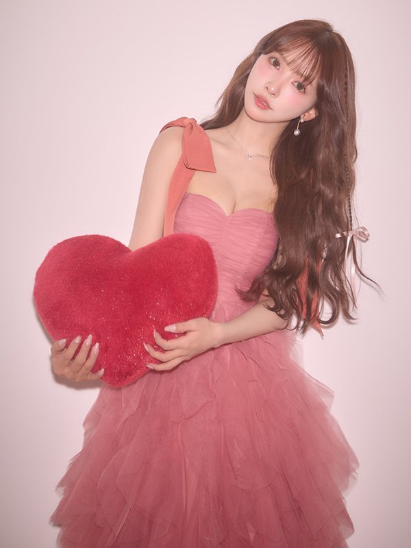 ベイクドピンク モデル：三上悠亜　身長：159cm　着用サイズ：Sサイズ