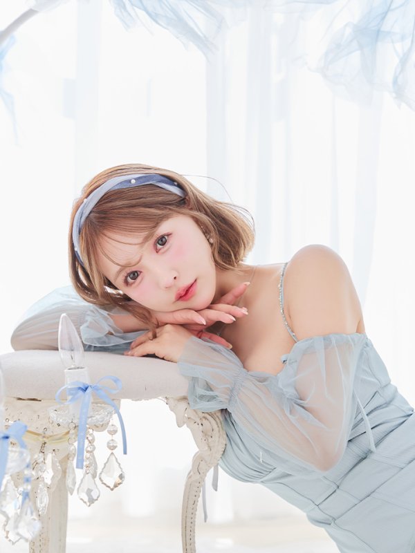 ブルーグレー モデル:三上悠亜 身長:159cm 着用サイズ:Sサイズ