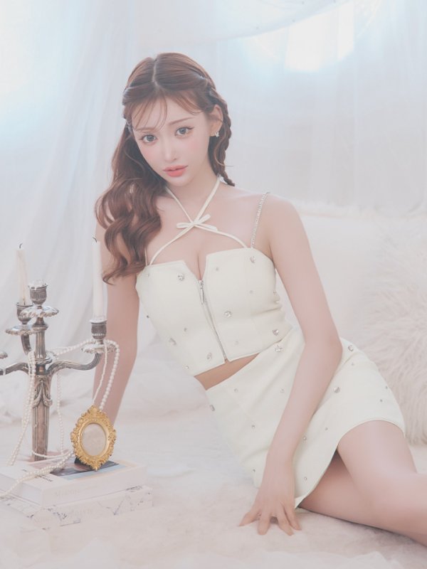 アイボリー モデル：明日花キララ　身長：162cm　着用サイズ：Sサイズ