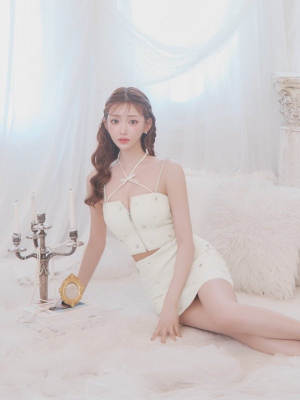 アイボリー モデル：明日花キララ　身長：162cm　着用サイズ：Sサイズ