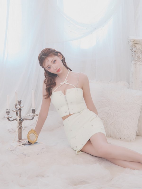 アイボリー モデル：明日花キララ　身長：162cm　着用サイズ：Sサイズ