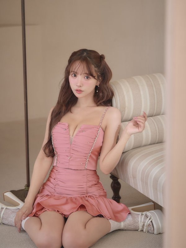 ピンク　モデル：三上悠亜　身長：159cm　着用サイズ：Sサイズ